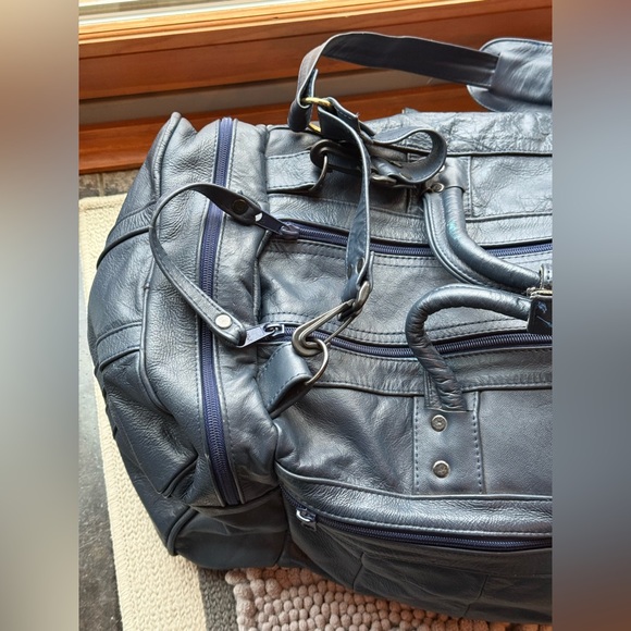 Mexican made navy blue leather carry on, duffle bag. Handles and removable strap - Picture 8 of 16